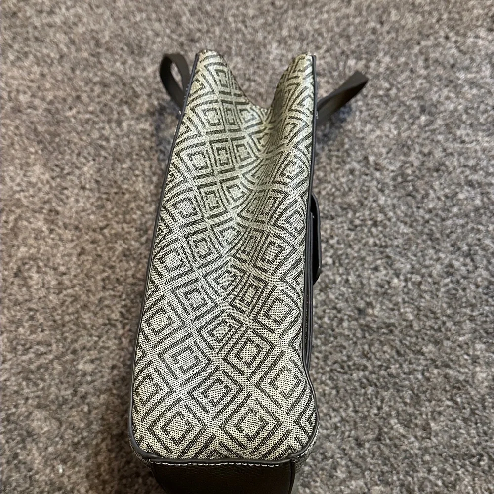 Liz Claiborne Geometric Design Tote/Handbag. Color is olive green/brown